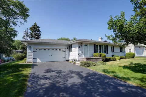 42 Kings Ln, Irondequoit, NY 14617