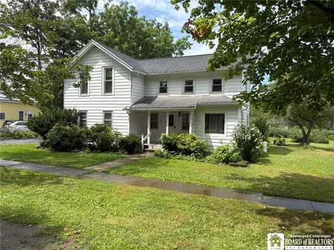 6 Eagle St, Hanover, NY 14062