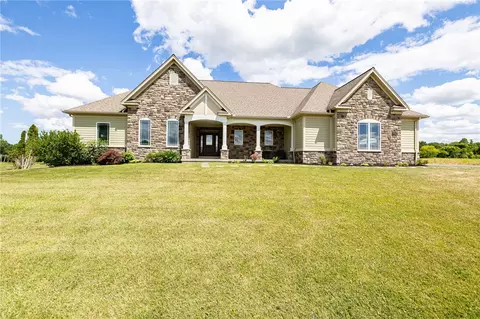 427 Co Rd 8, Farmington, NY 14425