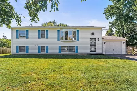 15 Loretta Dr, Parma, NY 14559