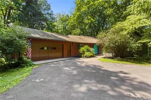 87 Farm Brook Dr, Rochester, NY 14625