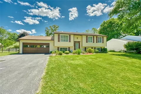26 Donlin Dr, Ogden, NY 14624