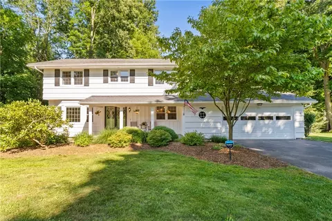 16 Oakwood Ln, Perinton, NY 14450