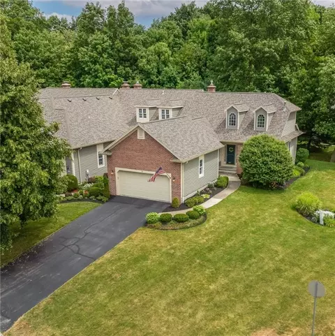 3 Hampshire Ln, Mendon, NY 14506