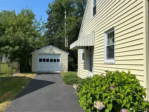 92 Clarington St, Irondequoit, NY 14609 photo 4