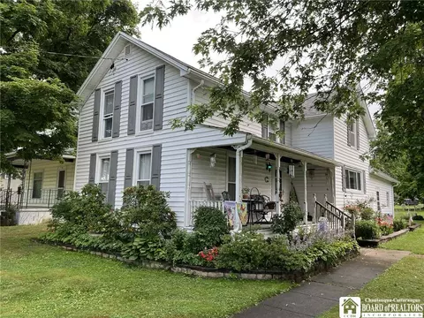 7 Eagle St, Hanover, NY 14062