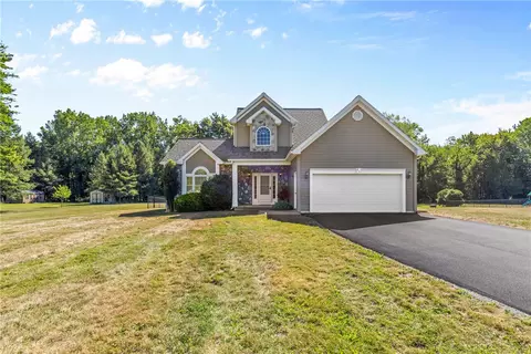 85 Rausler Rd, Farmington, NY 14425