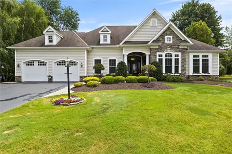 606 Brookstone Bnd, Webster, NY 14580