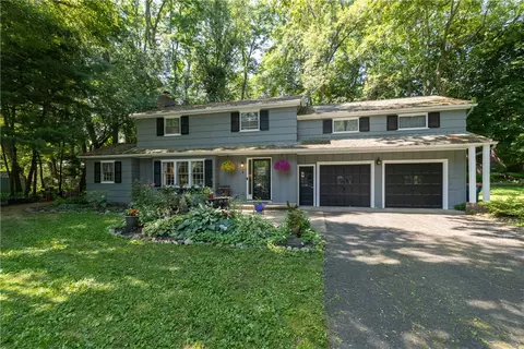 4 Torwood Cir, Pittsford, NY 14534