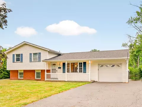 30 Hemlock Woods Ln, Greece, NY 14615