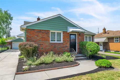 18 Cathedral Ln, Cheektowaga, NY 14225