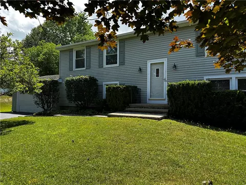 5 Thrasher Cir, Pittsford, NY 14534