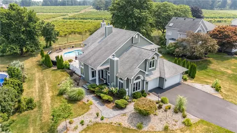 34 Vineyard Hl, Perinton, NY 14450