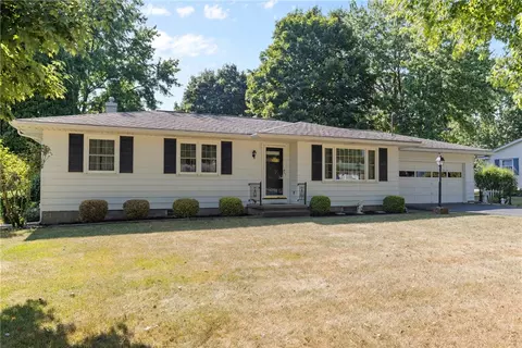 6 Drumlin Dr, Macedon, NY 14502