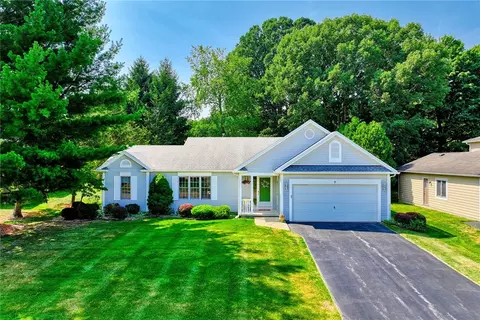 7 Shingle Mill Rd, Irondequoit, NY 14609