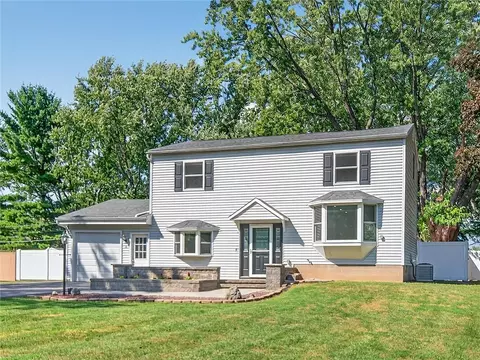 8 Weatherwood Ln, Chili, NY 14624