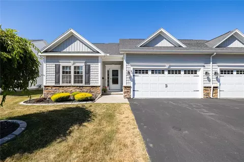 40 Kirkdale Cir, Greece, NY 14612