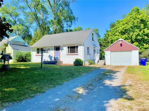 13 Pleasant View Dr, Chili, NY 14514