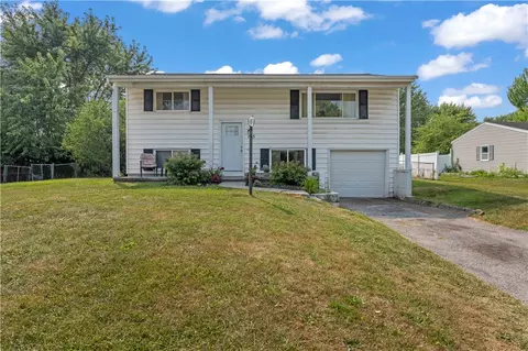 135 Strawberry Hill Rd, Rochester, NY 14623