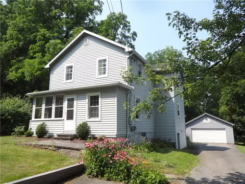 9 Michigan St, Bloomfield, NY 14469