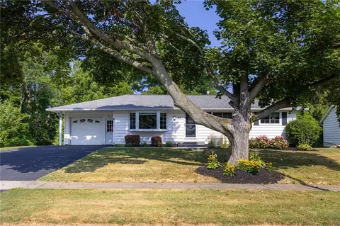 82 Tanglewood Dr, Greece, NY 14616
