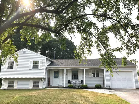 57 Yellowstone Dr, West Henrietta, NY 14586