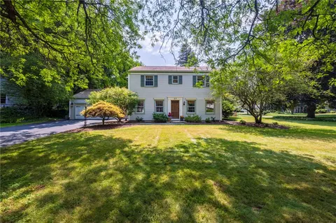 27 Shire Oaks Dr, Pittsford, NY 14534
