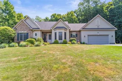 5 Woodsford Ln, Ogden, NY 14559