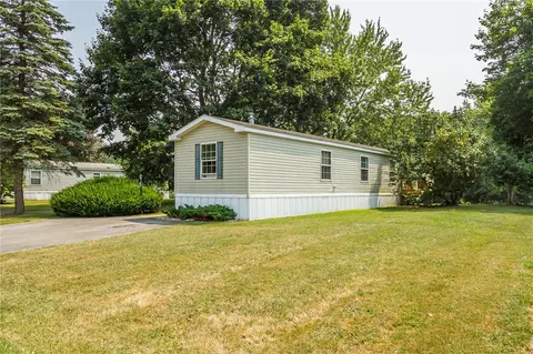 28 Glenview Dr, Manchester, NY 14432