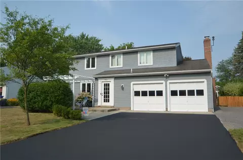 11 Thistlewood Ln, Ogden, NY 14559