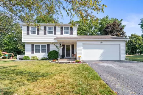 18 Hanson Cir, Henrietta, NY 14467