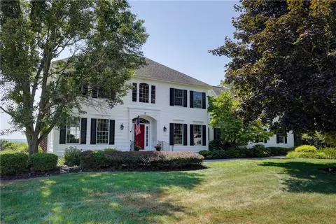 17 Country Meadow Dr, Honeoye Falls, NY 14472