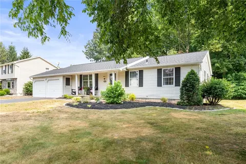 706 Close Cir, Webster, NY 14580