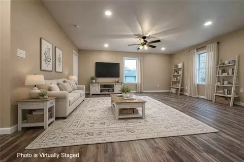 9 Whiting St, Bath, NY 14810