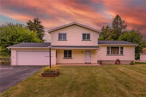 69 Lightwood Ln, Gates, NY 14606