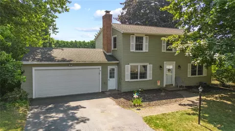 15 Whitney Farms Cir, Perinton, NY 14450