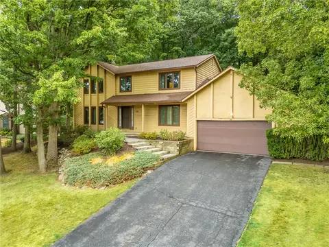 18 Colonial Dr, Perinton, NY 14450