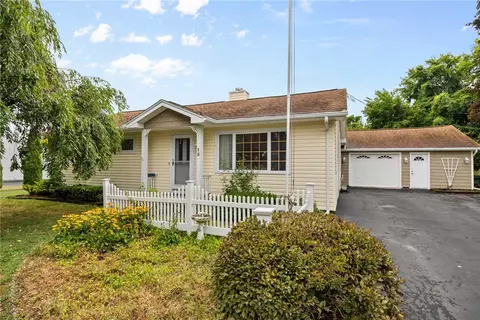15 Palamino Dr, Rochester, NY 14623
