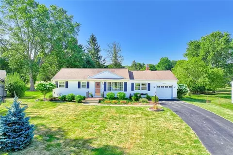 119 Creek Hill Ln, Rochester, NY 14625