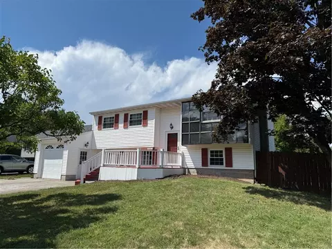 1612 Wheatstone Dr, Farmington, NY 14425