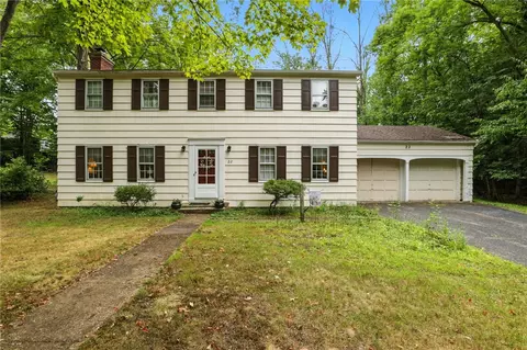 22 Hearthstone Rd, Pittsford, NY 14534