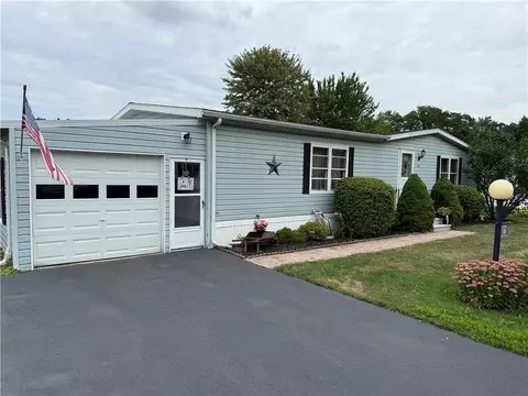 35 Hidden Meadows Dr, Bergen, NY 14416