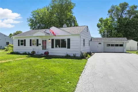 12 Beechcraft Dr, Gates, NY 14606