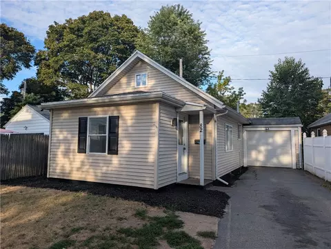 82 Cragg Rd, Greece, NY 14616