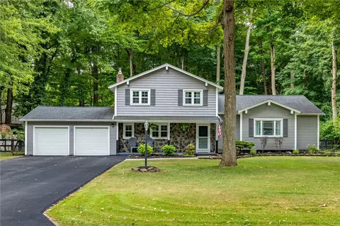 725 Gasberry Ln, Webster, NY 14580