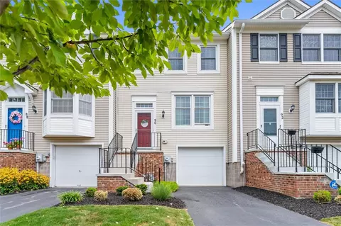 90 Courtshire Ln, Penfield, NY 14526