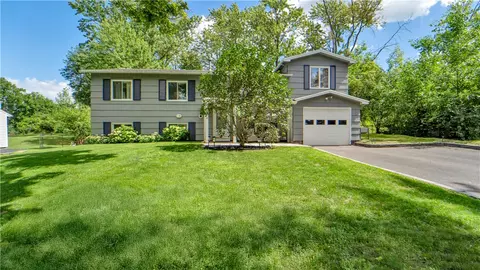 16 Post Hill Dr, Rochester, NY 14623