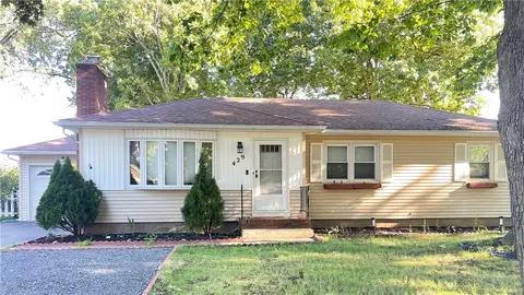 429 Brookview Dr, Irondequoit, NY 14617