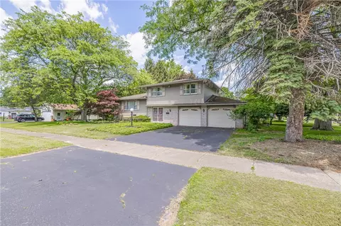 7 Rick Edge Cir, Irondequoit, NY 14609