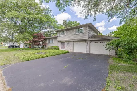7 Rick Edge Cir, Irondequoit, NY 14609 photo 2